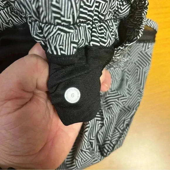 Lululemon Hotty  Hot Shorts - Picture 3 of 4